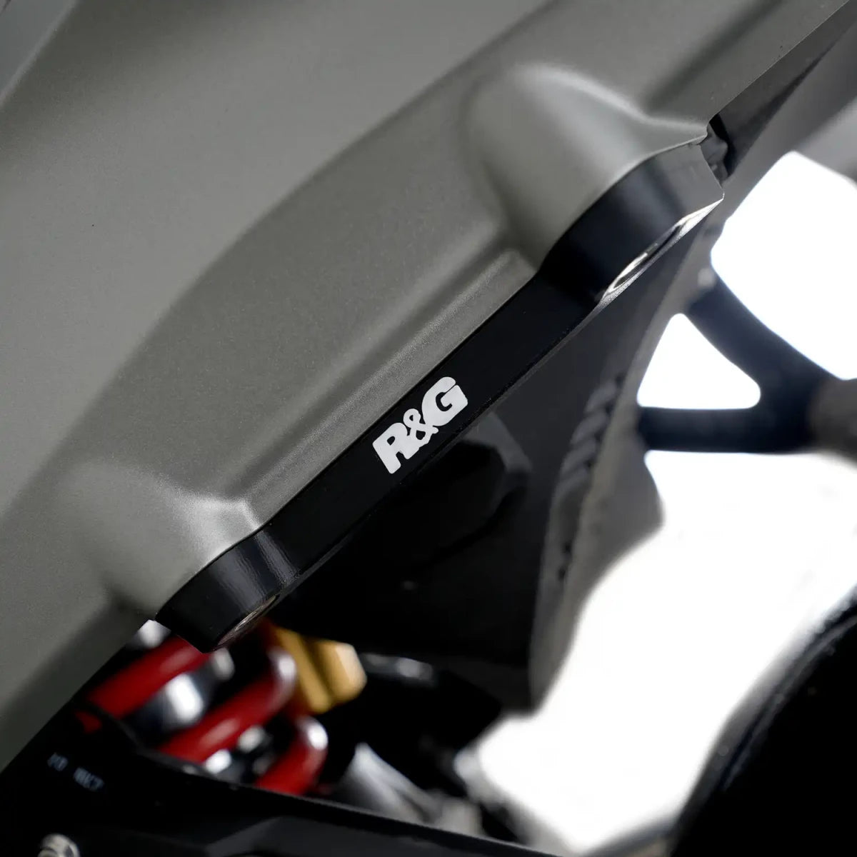 R&G Rear Footrest Blanking Plates BMW R 1300 R/RS 25- (kun venstre side)