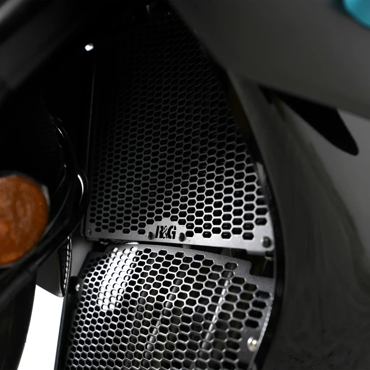 R&G Pro Radiator Guard Black - Honda CB 1000GT / CFMoto 675 nk/sr-r 25-